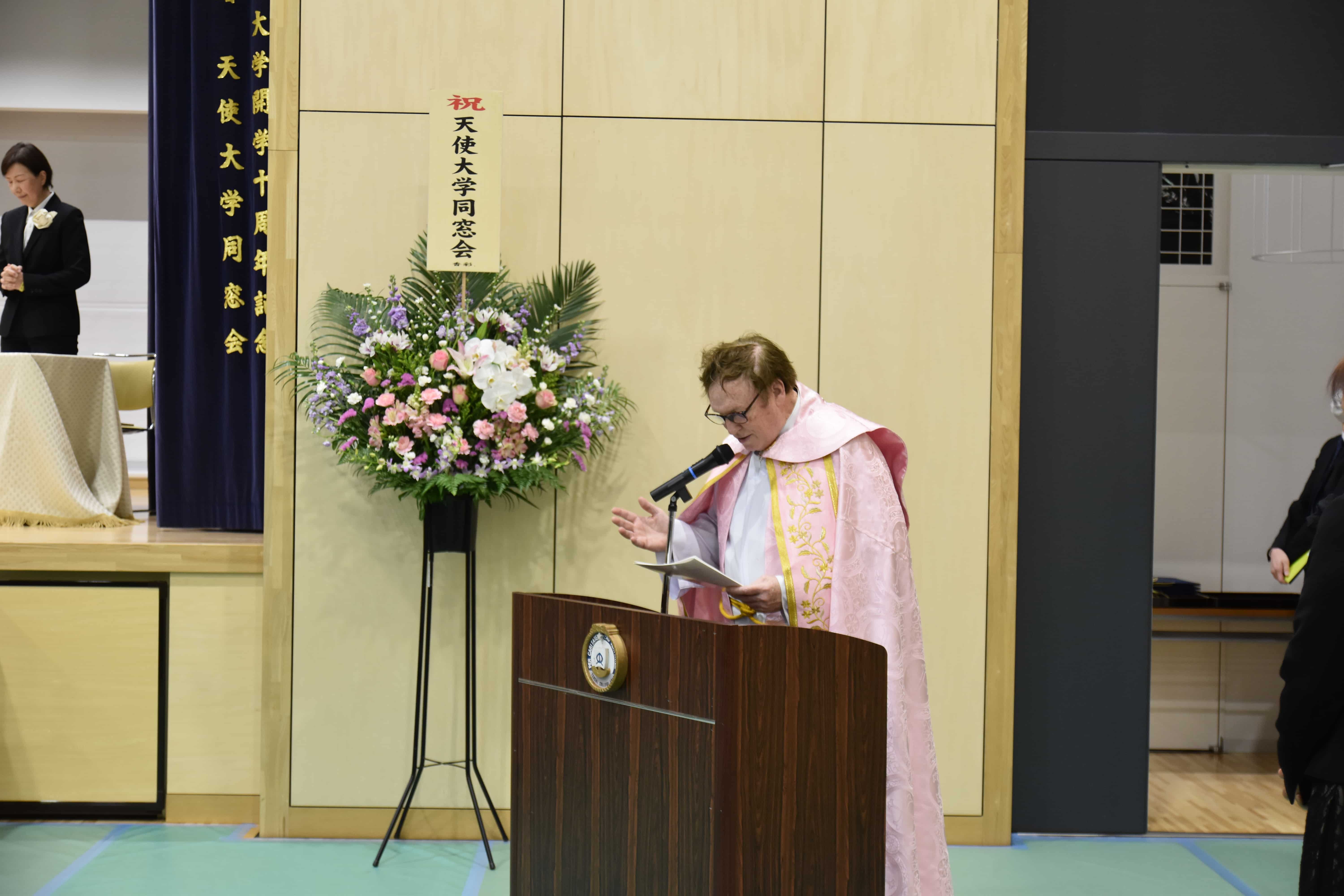 卒業式での新卒業生祝福の様子、晴れやかな表情