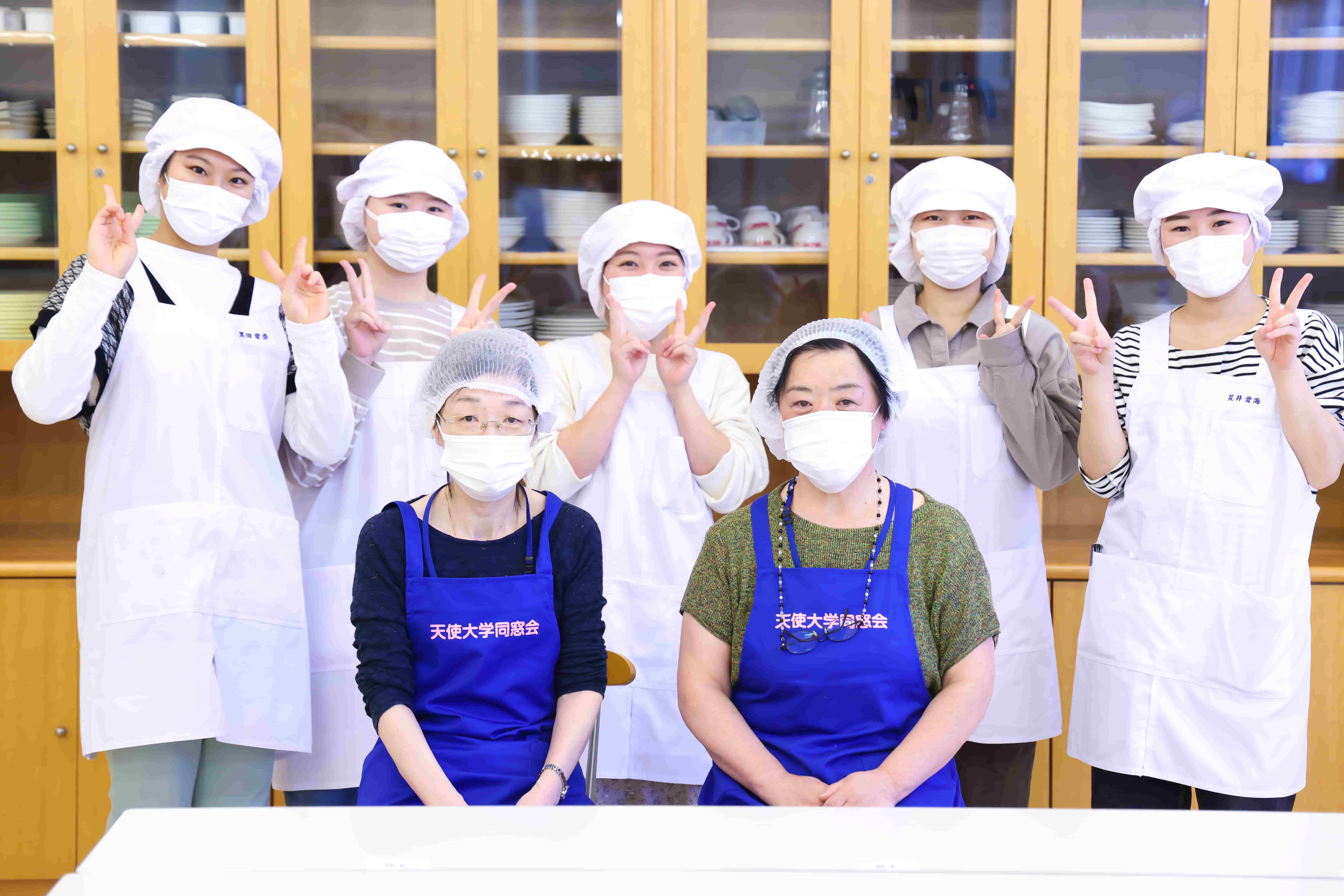 タキさんの店での手作りお菓子販売、学生との交流