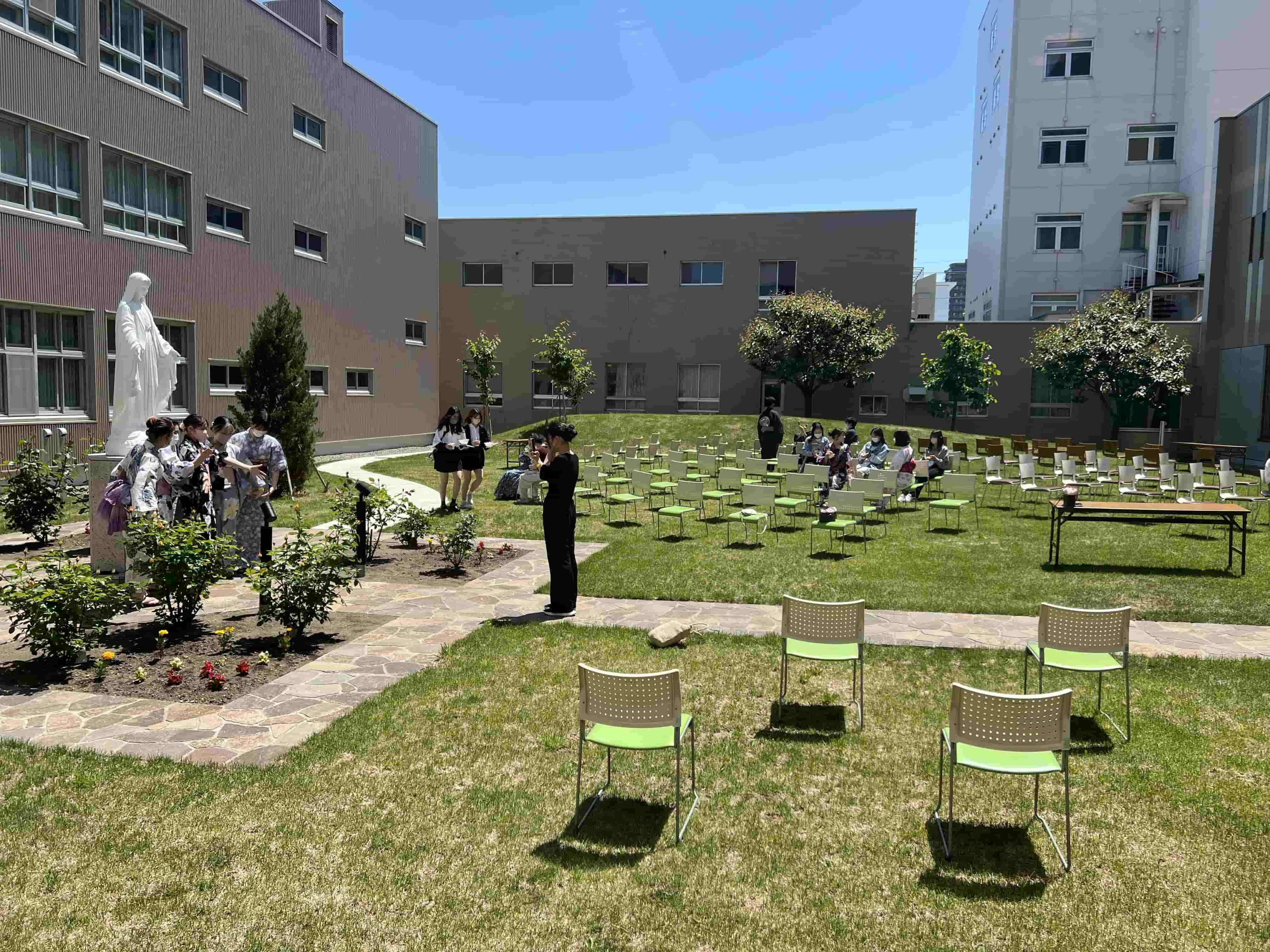 天使祭での同窓会ブース、在学生との交流の様子
